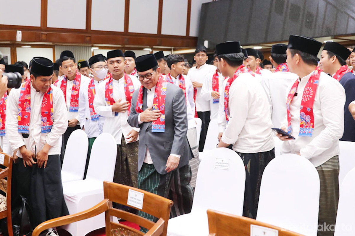 Gubernur Pramono saat menghadiri peringatan Hari Santri di Balai Agung, Balai Kota DKI Jakarta