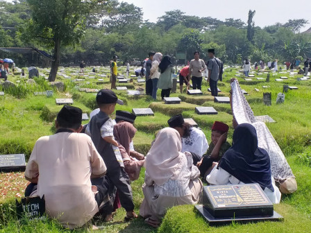 Lebaran Pertama, Ribuan Peziarah Padati TPU Tegal Alur 