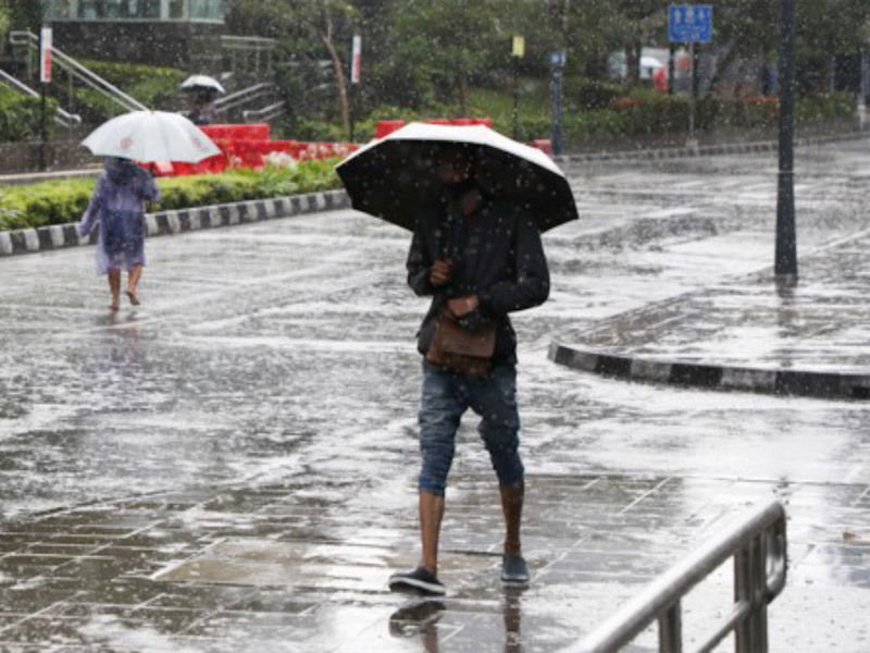 Sedia Payung, Hujan Guyur Jakarta Pagi dan Siang Hari 