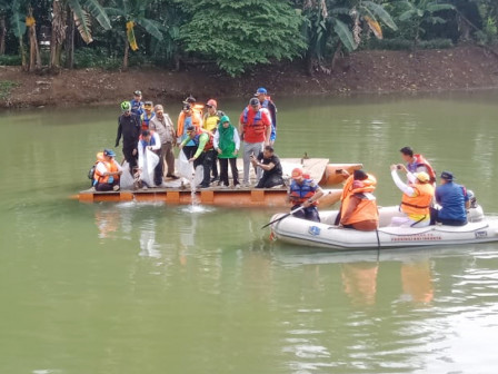 eratus Ribu Benih Ikan Nila Ditebar di Setu Mangga Bolong