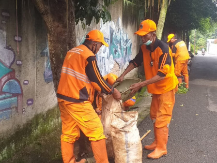 Delapan Personel PPSU Bersihkan Saluran di Jalan Cempaka I