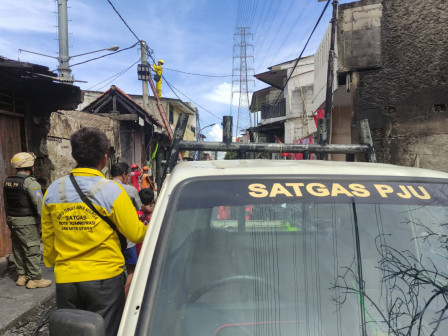 Dinas Bina Marga Pasang Tiga Lampu Sorot di Lokasi Kebakaran Jalan Koramil 