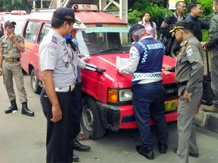 Parkir di Bahu Jalan, 15 KWK di Kawasan Stasiun Tanjung Barat Ditertibkan