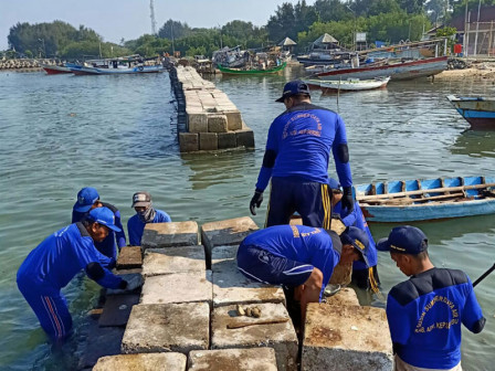  Petugas SDA Perbaiki Tanggul Penahan Ombak di Pulau Lancang	