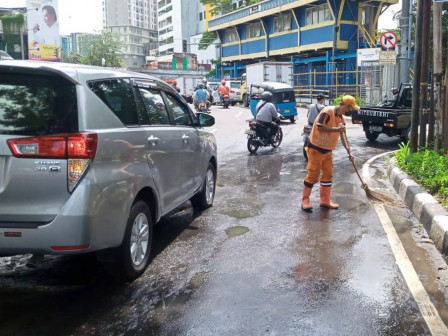 Petugas PPSU Atasi Genangan di Jalan Mangga Besar Raya