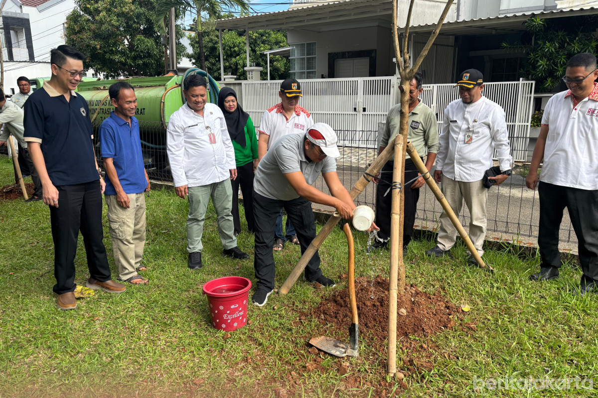 Jajaran Sudin Tamhut Jakbar melakukan penanaman pohon di Taman Semanan Indah