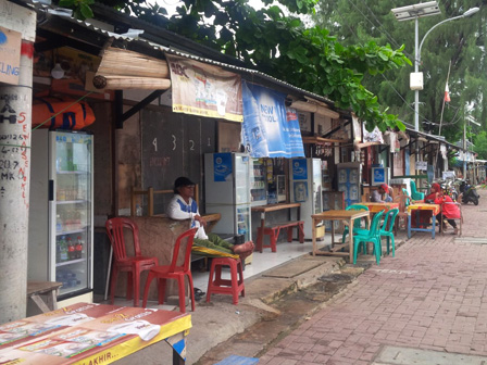        10 Karung Sampah Diangkut Dari GPS Di Halaman Kantor Sudin Kebersihan Jakut