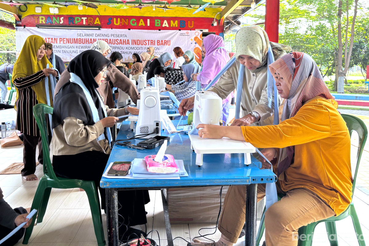 Puluhan warga Tanjung Priok antusias mengikuti pelatihan fesyen