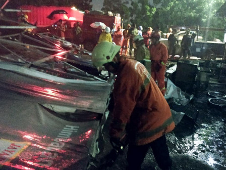 10 Anggota Gulkarmat Evakuasi Billboard Ambruk di Cakung