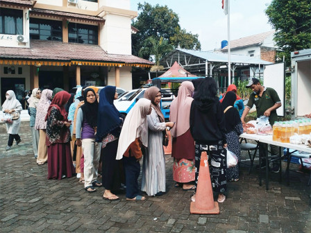 Warga Serbu Pasar Murah di Kelurahan Cibubur
