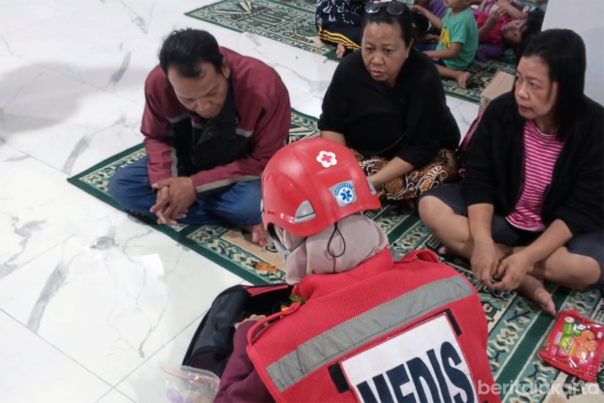 PMI Jaksel berikan pelayanan medis kepada penyintas banjir
