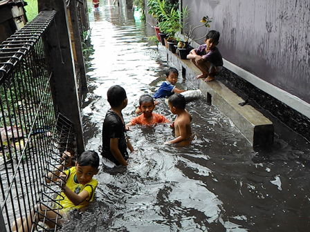  Banjir Dimanfaatkan Anak-anak untuk Berenang