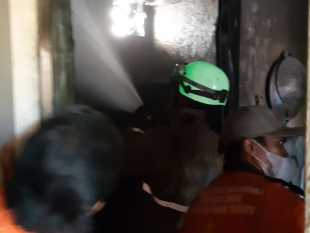 Dua Unit Pemadam Atasi Kebakaran Warteg di Rawa Terate 