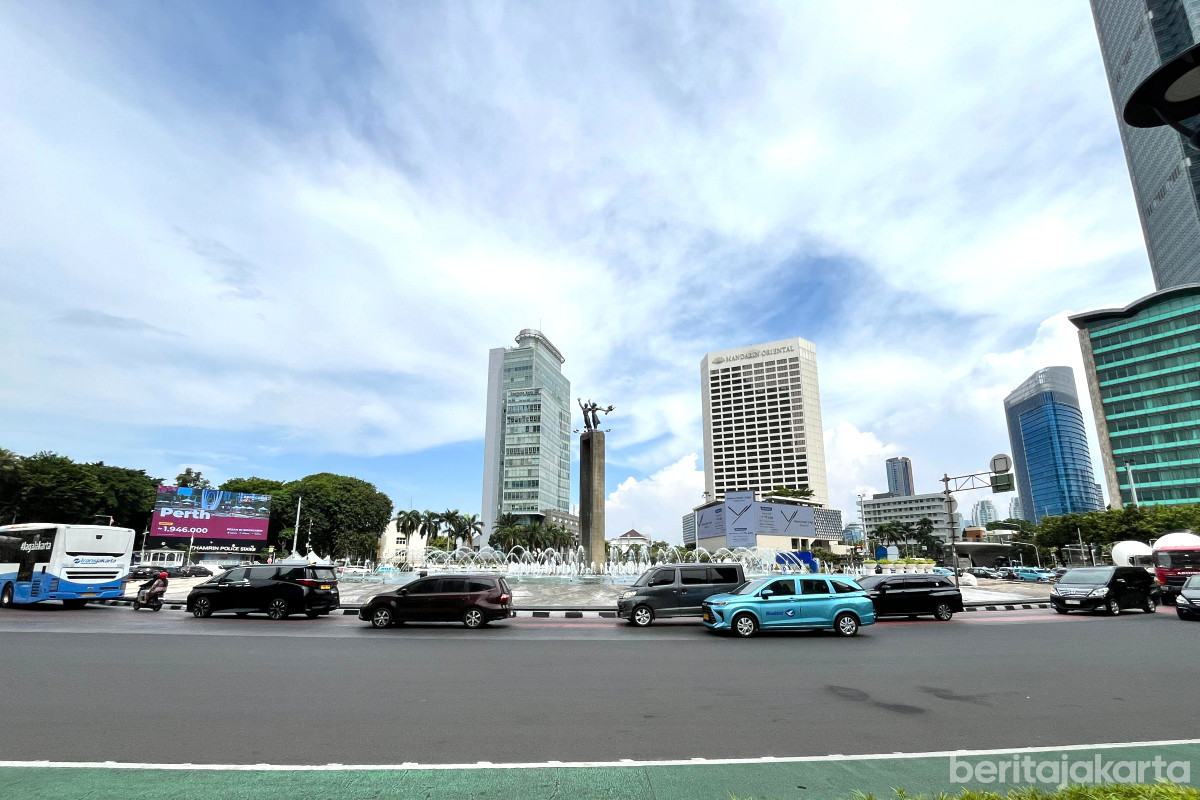 Cuaca cerah berawan menaungi wilayah sekitar Bundaran HI