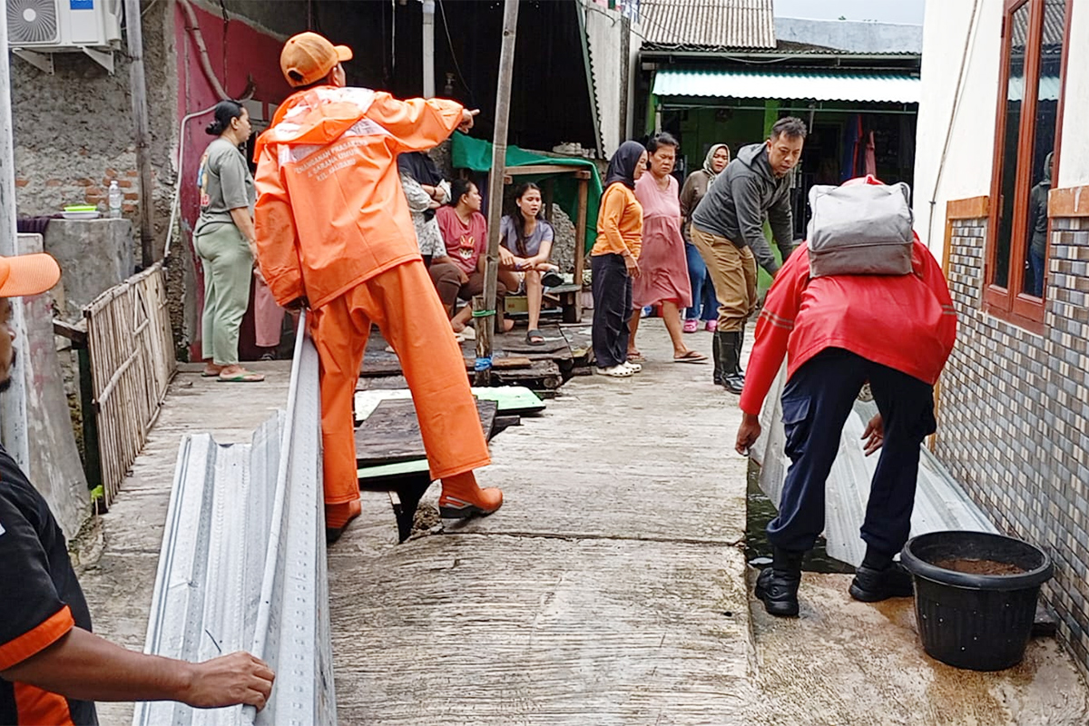PPSU Kalibaru bersihkan material bangunan terdampak puting beliung