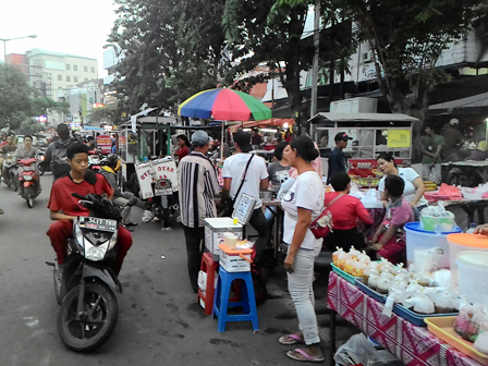 PKL Takjil Rawamangun Kuasai Badan Jalan