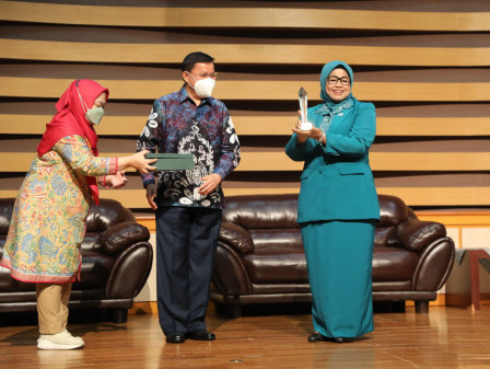 Fery Farhati Terima Penghargaan Pengabdian Masyarakat Dari Universitas Yarsi 
