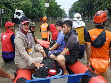        127 PPSU Bantu Evakuasi Korban Banjir di Kayu Putih