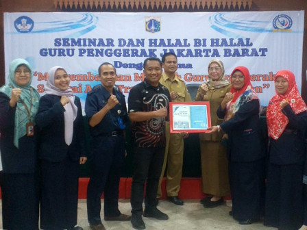 131 Motivating Teachers in West Jakarta Participate in Seminar
