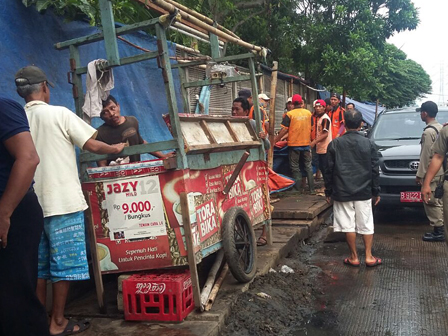 Belasan Lapak PKL di Jl Dermaga Pluit Ditertibkan