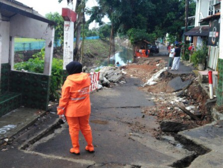 Jalan Inspeksi Kali Sunter Ambles Sepanjang 30 Meter