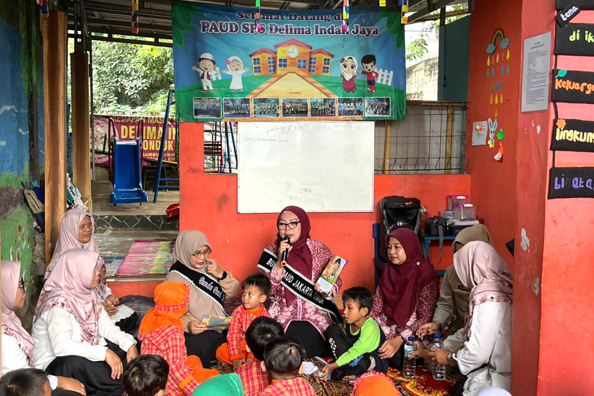 Essie Munjirin mendongengkan cerita kepada murid PAUD SPS Delima Indah Jaya