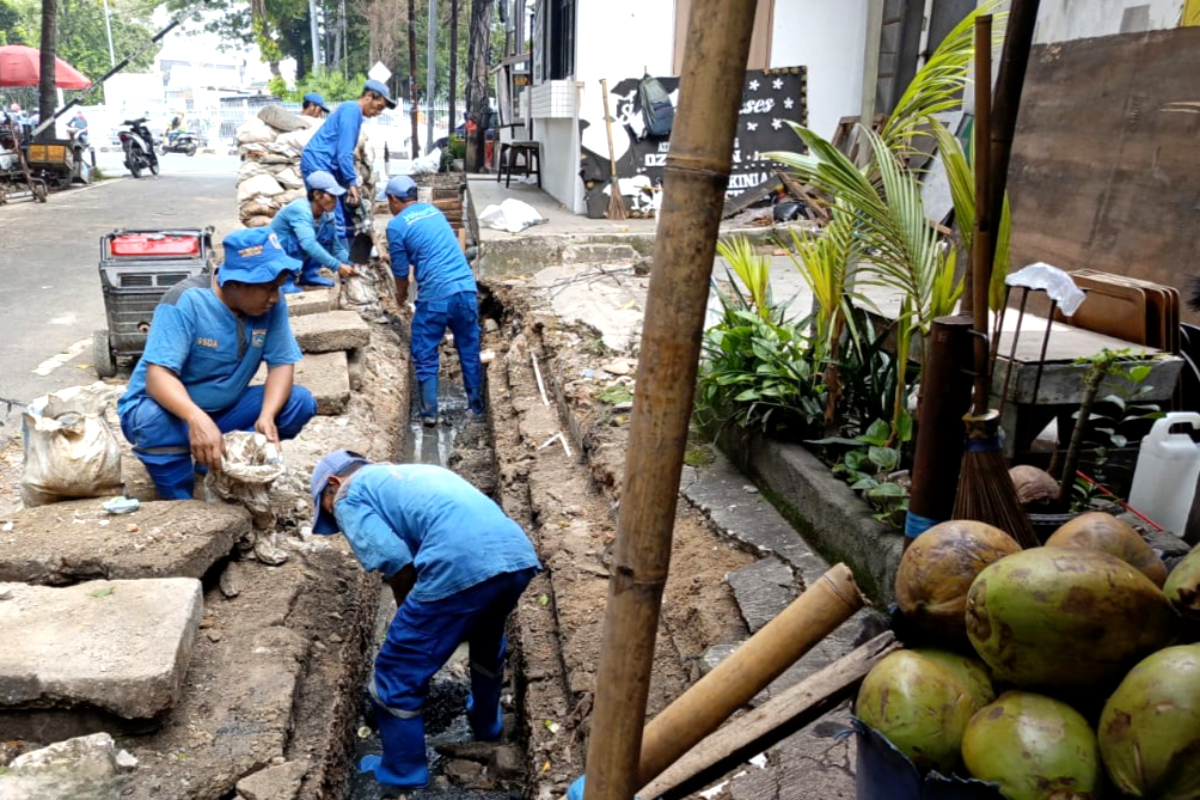 Sejumlah petugas melakukan normalisasi saluran air di Jalan PAM Lama, Bendungan Hilir