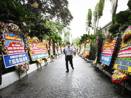 Puluhan Karangan Bunga Hiasi Balai Kota