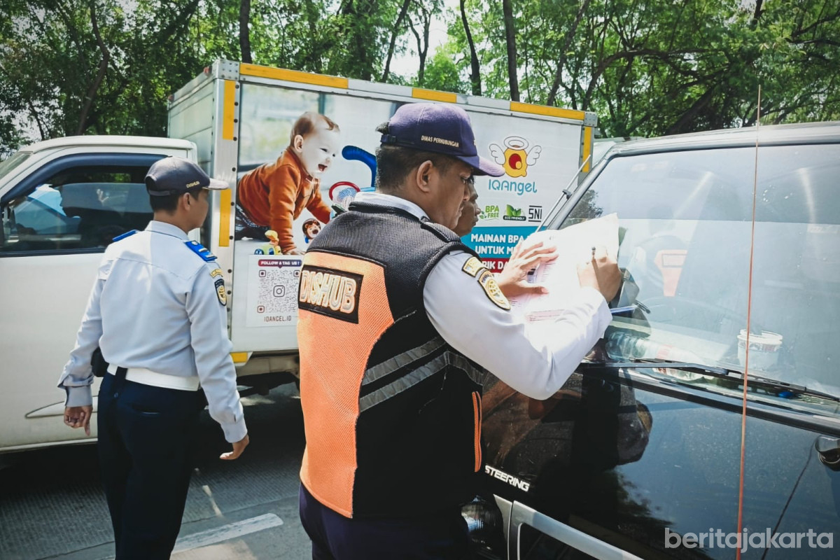Petugas sedang memberikan sanksi tilang saat Operasi Lintas Jaya di Jaktim 