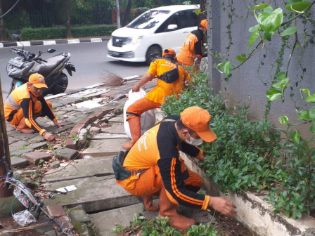 Enam Personel PPSU Bersihkan Saluran di Jalan Wijaya II 