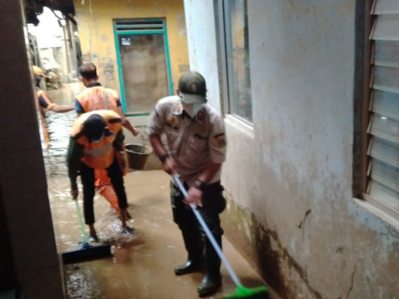 Personel Gabungan Bersihkan Sampah dan Lumpur Sisa Genangan di Kampung Melayu 