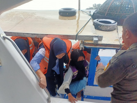 Satpol PP Evakuasi Penumpang Kapal di Perairan Pulau Karang Beras
