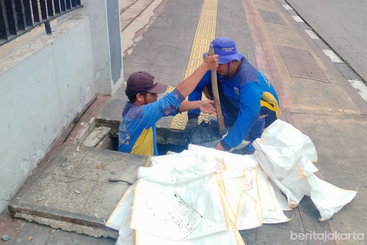 Pengurasan saluran di Jalan Gunung Sahari