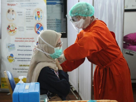 Puskesmas Kecamatan Cilandak Vaksin 60 Tenaga Kesehatan	