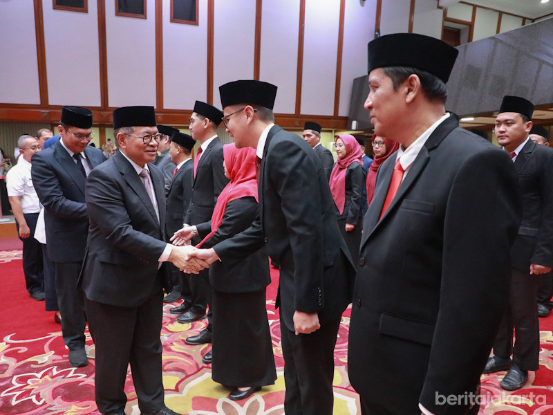 Gubernur Pramono memberikan ucapan selamat kepada anggota Dewan Pengupahan usai dilantik