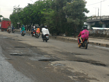 Puluhan Lubang Penuhi Jalan RE Martadina