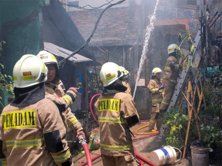  Kebakaran Rumah Semi Permanen di Tugu Selatan Dipadamkan