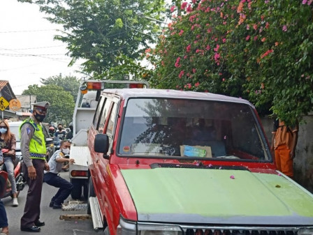 Parkir di Bahu Jalan Lima Kendaraan Diderek di Tebet