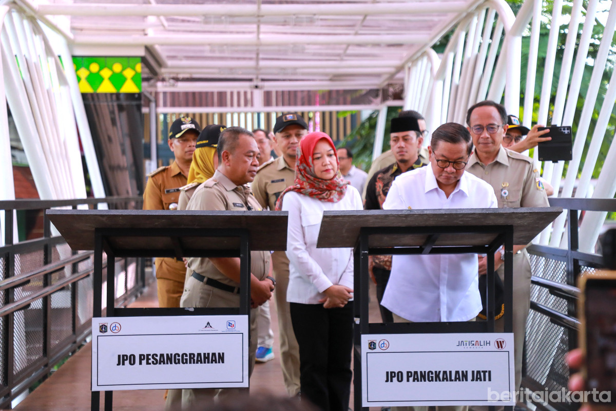 Pramono menandatangani prasasti peresmian dua JPO Ramah Disabilitas