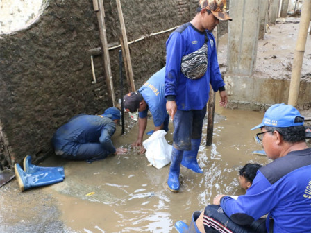  80 Petugas Gabungan Bersihkan Lumpur di Cawang 