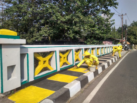 Jembatan Kali Pesanggrahan di Jalan Deplu Raya Dipercantik