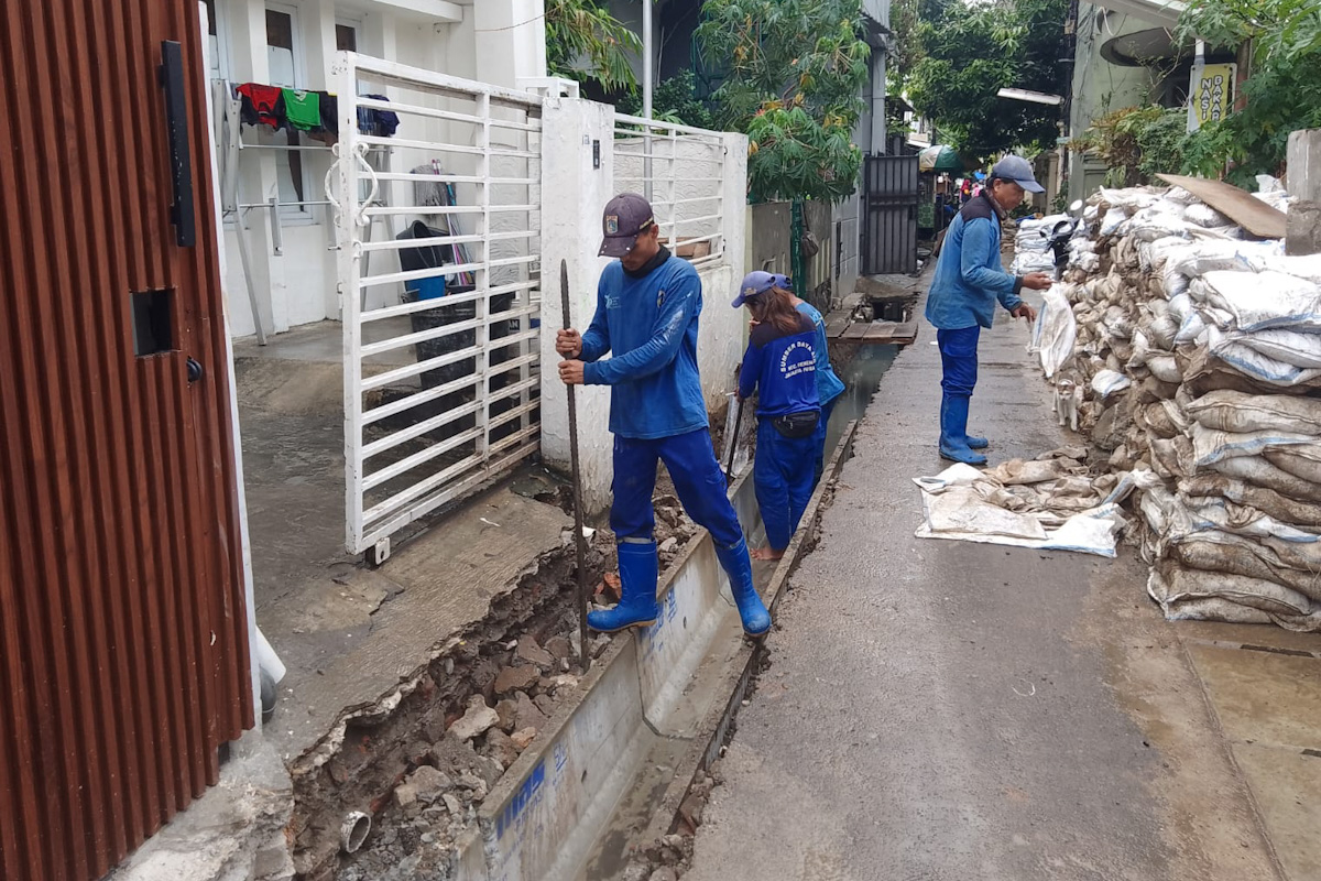 Personel SDA menormalisasi saluran air di Jalan Kramat Lontar