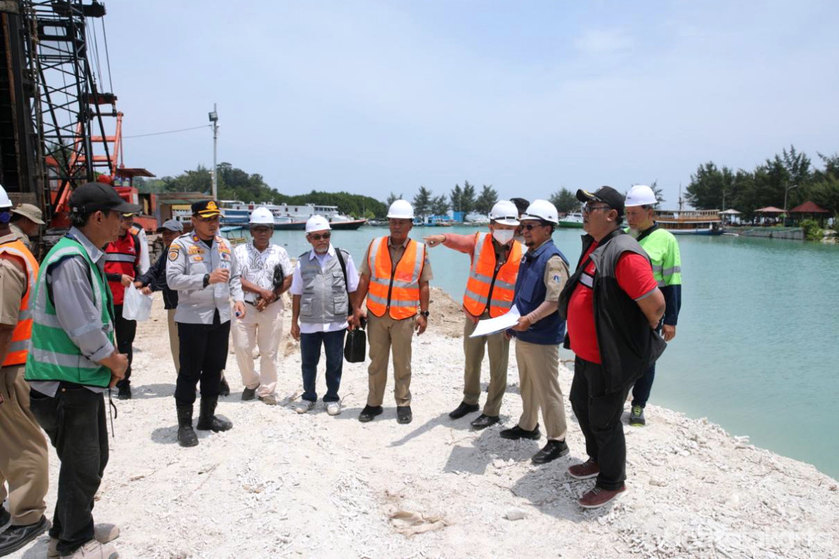 Jajaran Pemkab Kepulauan Seribu meninjau pengerjaan peningkatan SPALD di Pulau Pramuka