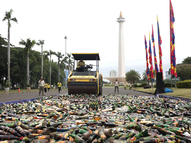 Pemprov DKI Musnahkan 9.712 Botol Miras Ilegal