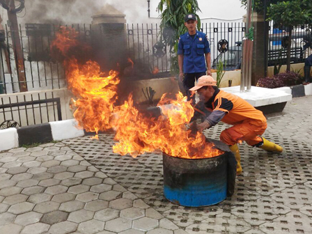 50 Petugas PPSU dan Pegawai Kelurahan Diberikan Pelatihan Kebakaran Dini