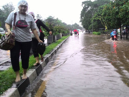  Banjir 50 CM Depan Gedung Cawang Kencana Imbas Saluran Mampet