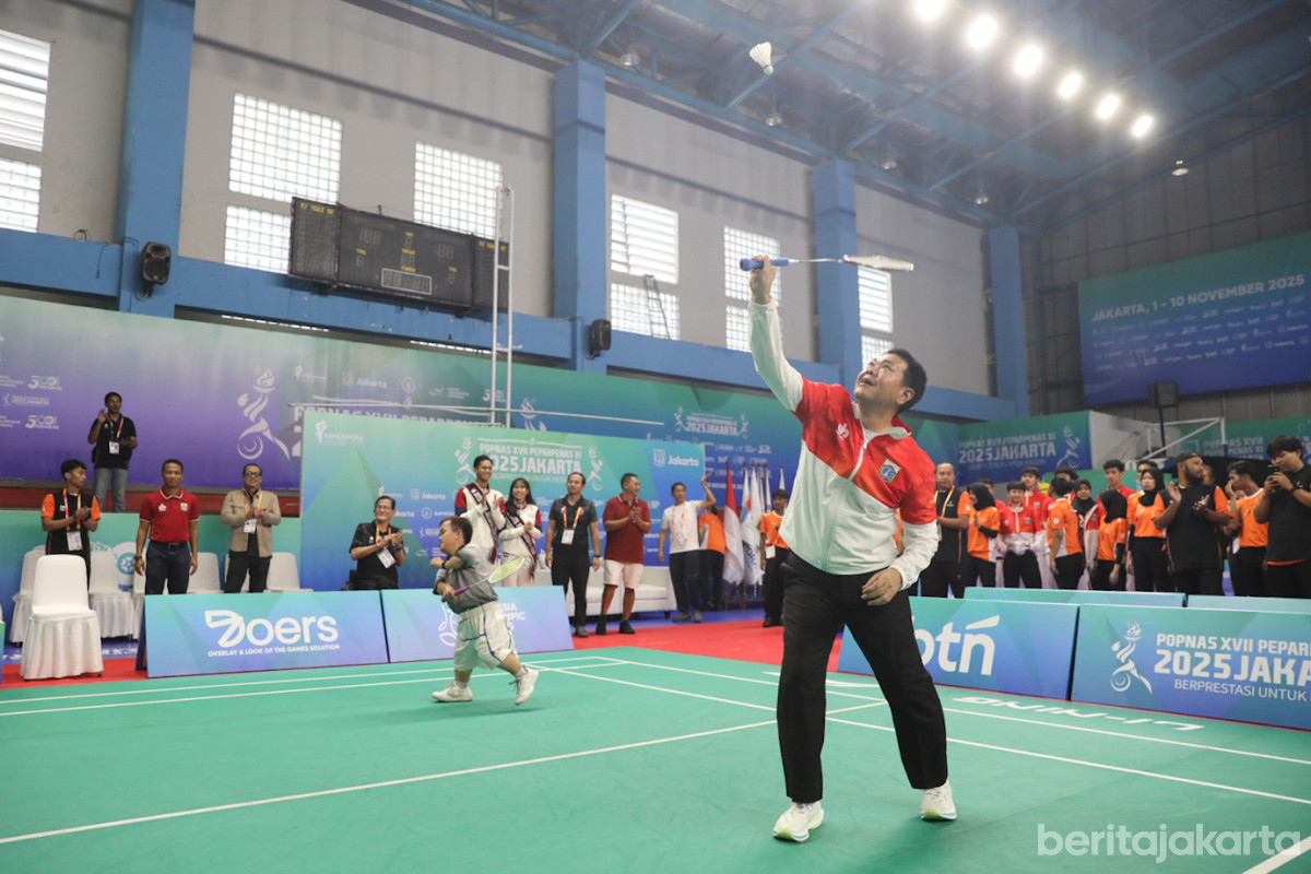 Kadispora mengikuti laga ekshibisi pada pembukaan PEPARPENAS 2025