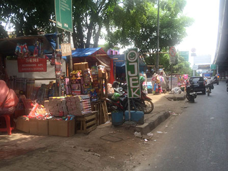 Jalan DI Panjaitan Dipenuhi Pedagang Kembang Api