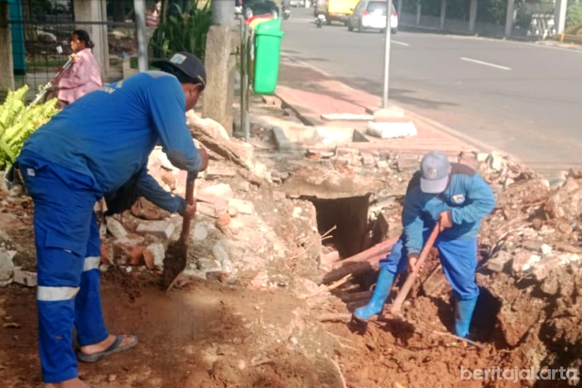 Perbaikan Saluran Air Crossingan di Jalan Manyar 