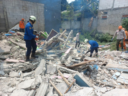 Personel Gabungan Bantu Penanganan Rumah Ambruk di Makasar